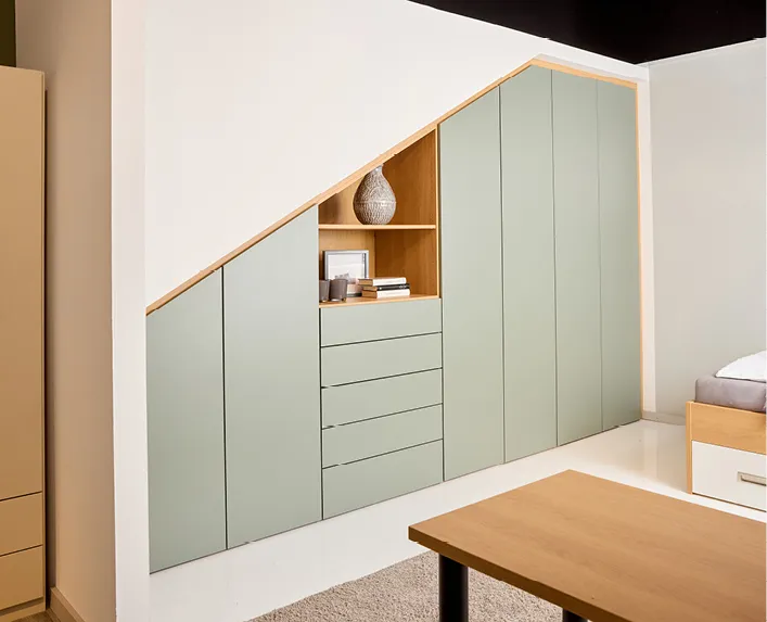 Ein Schranksystem mit angeschrägten Schrankteilen, ideal für Dachschrägen